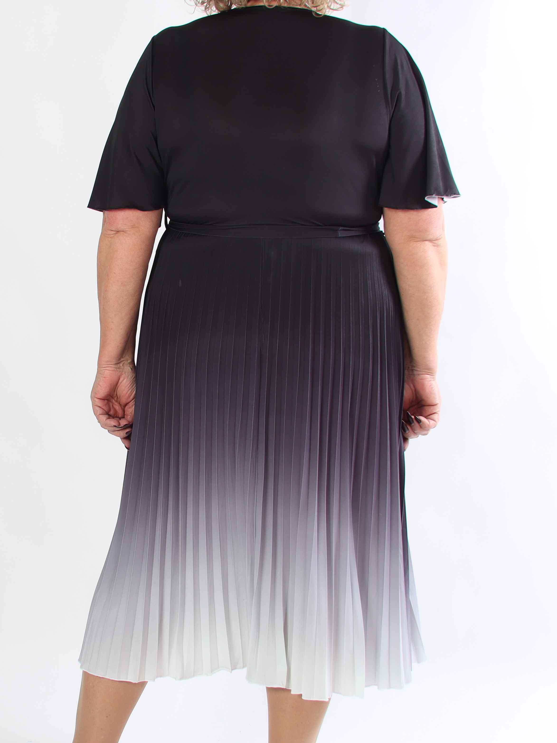 Toledo Fade - Fin plus size flerfarvet kjole med plisseret skørt